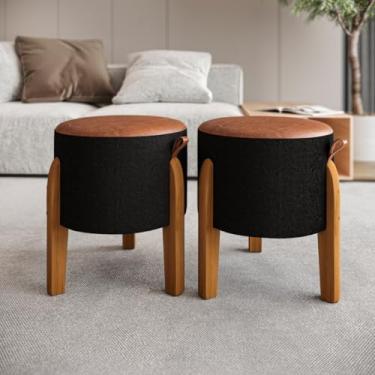 Imagem de kit 2 Puff redondo pés em madeira maciça. Tecido boucle preto e assento em couro caramelo. PUF LUMA