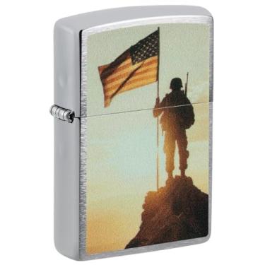 Imagem de Zippo Isqueiro de bolso cromado escovado com design de soldado e bandeira