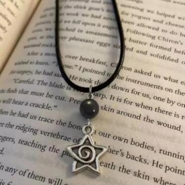Imagem de Colar vintage prata vazado pentagrama vórtice pingente punk moda joia presente ideal para amigos e colegas de classe