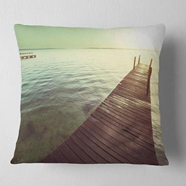 Imagem de Designart calçadão de madeira sobre a ponte de águas transparentes sala de estar, sofá, almofada de alta qualidade + capa de almofada impressa em ambos os lados 45,72 cm x 45,72 cm