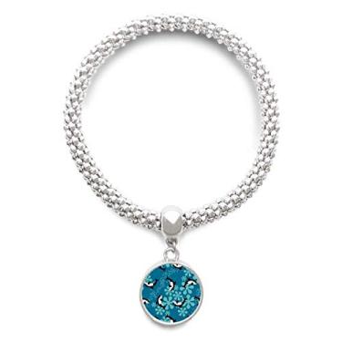Imagem de Bracelete com pingente de prata com estampa de golfinhos de desenho animado com ondas azuis e corrente ajustável