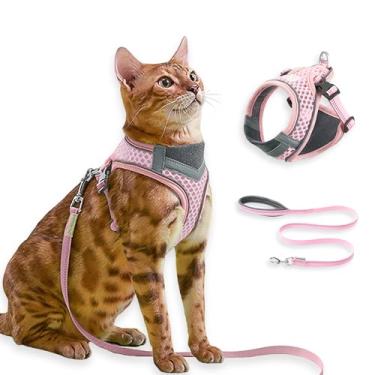 Imagem de Conjunto de arnês e coleira para gatos para caminhadas ao ar livre confortáveis, à prova de fuga, colete macio ajustável para gatinhos com faixa refletiva para gatos, cães pequenos (rosa, M)