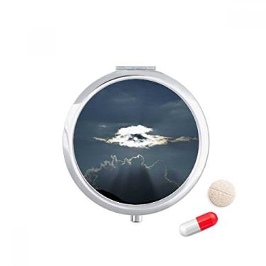 Imagem de Caixa de comprimidos com céu cinza e nuvens brancas, caixa de armazenamento de remédios