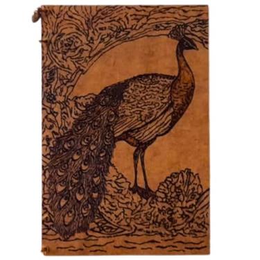 Imagem de Cartão com mensagem em madeira; feito à mão com pirografia criativa no padrão 10x15cm; espaços personalizáveis com caneta comum; modelo abre e fecha; única peça no tema "Pavão Surpresa"