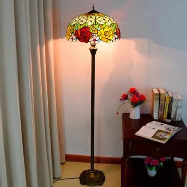 Imagem de Luminária de chão Tiffany com vitral em formato de rosas vermelhas e amarelas, com base de metal inclusa, ideal para sala de estar, quarto, mesa de cabeceira, cozinha ou canto. Dimensões: 40