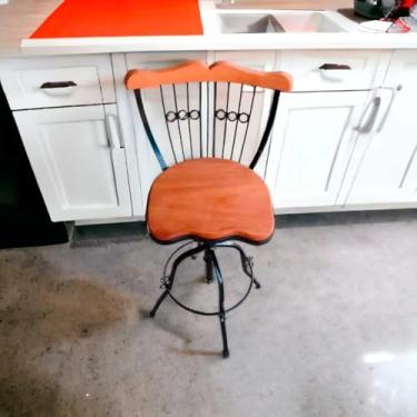 Imagem de Banqueta Artesanal Rústica Giratoria Altura Ajustável Até 70cm Ferro e Madeira Maciça Artesanal Anti Ferrugem (1)