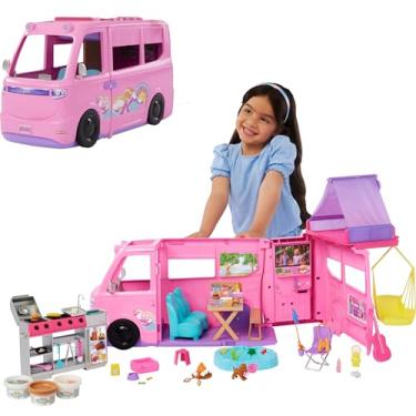 Imagem de Barbie Dream Camper Playset com barraca de teto, cadeira de balanço, lago de pesca, churrasqueira com recurso de mudança de cor e mais de 60 acessórios, incluindo massa