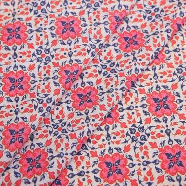 Imagem de Tecido floral de mistura de seda de algodão da The Yard, tecido de tecido estampado adequado para vestidos da moda, camisas, saias, acolchoado e artesanato (5 jardas, fundo branco estampado vermelho)