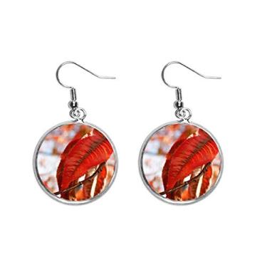 Imagem de Brinco feminino com pingente de prata com folha de bordo vermelho e imagem natureza