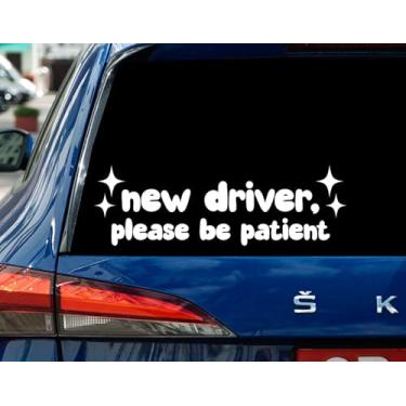 Imagem de Decalque de vinil para carro New Driver Please Be Patient - Adesivo retrô engraçado para janela - Decalque de para-choque sarcástico - Presente de motorista iniciante à prova d'água de 20 cm