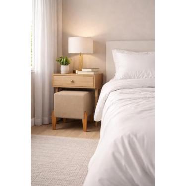 Imagem de Puff de Centro Quadrado Estofado em Veludo Pávia com Pés Madeira 42x34cm Cor Bege Sala Quarto Hall Decoração Moderna