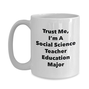 Imagem de Trust Me, I'm A Social Science Teacher Education Major Mug - Caneca de café divertida - Lindas ideias de presentes de formatura para amigos e colegas de aula