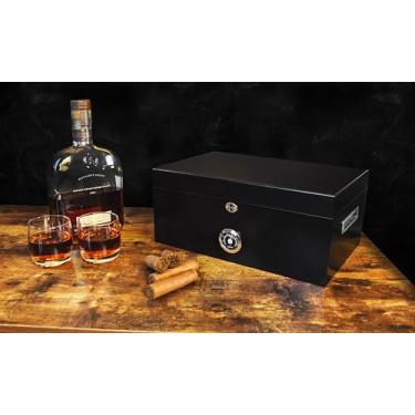 Imagem de 69Bourbons Matte Black Cigar Humidor - Exterior Em Madeira De Ébano Malgaxe Escuro, Interior Em Madeira De Cedro Espanhol - Higrômetro Frontal Cromado - Caixa De Travamento Com Umidificador Removível, Bandeja, Divisórias E Dobradiças De Piano