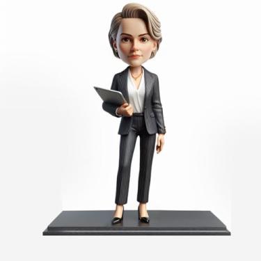 Imagem de A mãe do advogado corporativo trabalha no laptop feito à mão a partir da sua imagem, presente ideal para mães modernas, equilibrando a prática jurídica e os deveres parentais