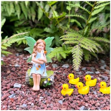 Imagem de Cliocoo Estatueta de bicicleta de equitação de fada, estátua de jardim em miniatura de resina para jardim de fadas, pátio, pátio, decoração de casa, pintada à mão e durável (pato segurando fadas)