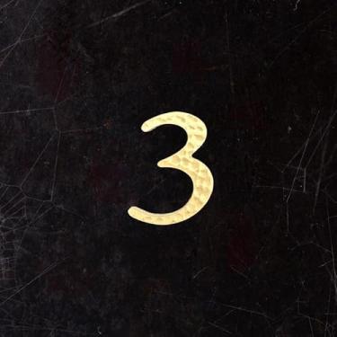 Imagem de BWRMHME Letras e números autoadesivos de latão sólido com textura de estria maleolar – 4,5 cm (4,5 cm) alfabeto de metal para porta, parede, caixa de correio, placa de sinalização de rua e números de