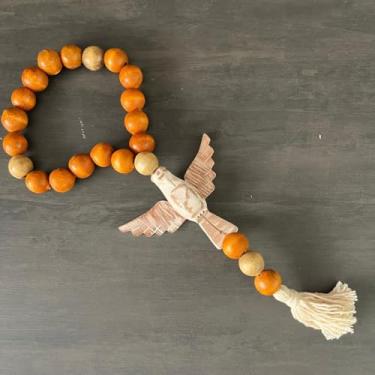 Imagem de Divino Espírito Santo, Colar de Porta em Madeira com Bolas Laranja e Bege, Pingente de Divino com Borla Artesanal, Decoração Religiosa