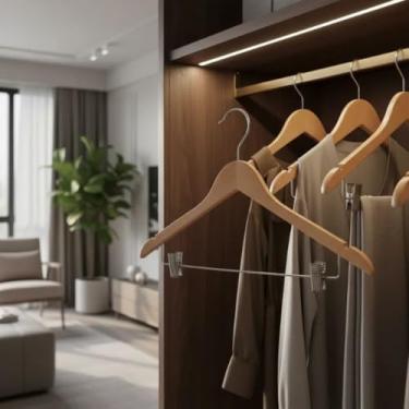 Imagem de Kit 03 Cabides de Madeira Premium com Presilhas, Natural, Gancho Cromado, para Roupas e Calças, Design Profissional para Closet