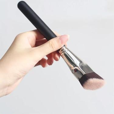 Imagem de Pincel de base plano inclinado marrom profissional com cerdas densas ultramacias para aplicação impecável de líquido e creme