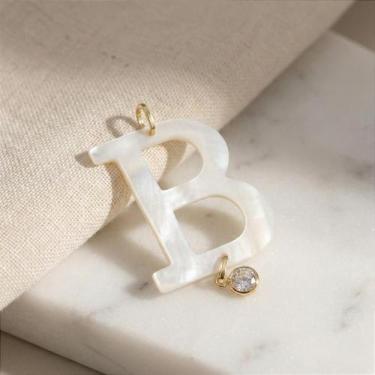 Imagem de Pingente de Ouro 18K com Letra 'B' em Madrepérola Natural e Zircônia B