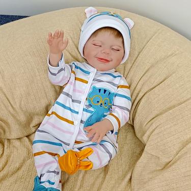 Imagem de SHENGX Bebe Reborn Realista,46cm/18" Silicone Realista Bebe,Pesa cerca de 2,4 libras,Reborn Realista Recem Nascido,Vem com roupas de boneca, mamadeiras, chupetas, etc.,Silicone_Menino