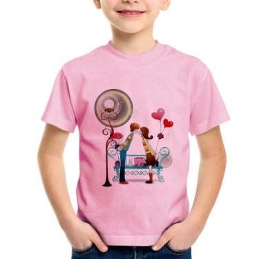 Imagem de Camiseta Infantil Casal Namorados Beijando - Foca na Moda, Rosa bebê, 