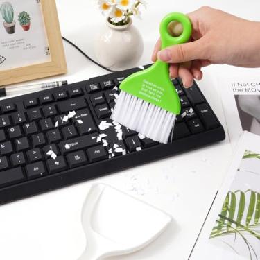 Imagem de Conjunto de mini vassoura e escova para mesa, teclado e ninho de animal de estimação, necessidade de limpeza diária de plástico pequena vassoura manual com escova, verde