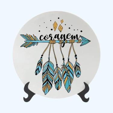 Imagem de Prato Decorativo em Porcelana com Design de Penas e Seta, Coragem, 11cm de Diâmetro, Branco com Detalhes em Azul e Dourado, para Decoração
