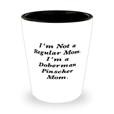 Imagem de Presente de cachorro Sarcástico Doberman Pinscher, I'm Not a Regular Mom I'm a Doberman Pinscher Mom, Piada Copo para amigos de amigos