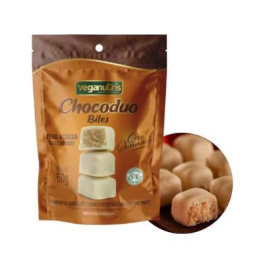 Imagem de BOMBOM VEGANO DE CHOCOLATE BRANCO RECHEADO COM COCO QUEIMADO CHOCODUO VEGANUTRIS 60G