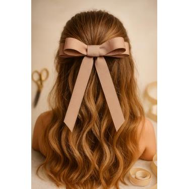Imagem de Laço de Fita Canelada para Cabelo, Estilo Vintage, Cor Bege, Acessório Elegante para Penteado Laço Chanel nude feminino com bico de pato encapado e borrachinha antideslizante. Ideal para cabelo infantil e adulto. Modelo “tal mãe, tal filha”. Estilo clássico e atemporal.