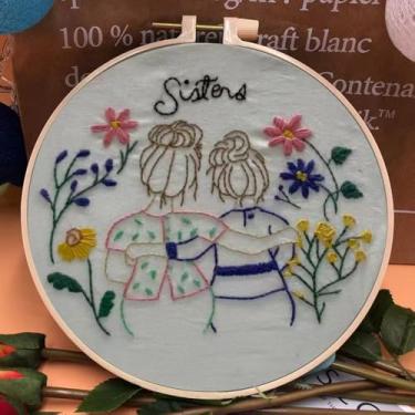 Imagem de Kits de bordado para iniciantes com padrão e instruções de irmã menina, argolas de plástico para bordar, linhas coloridas e agulhas, kit de bordado para decoração de casa (SU28)