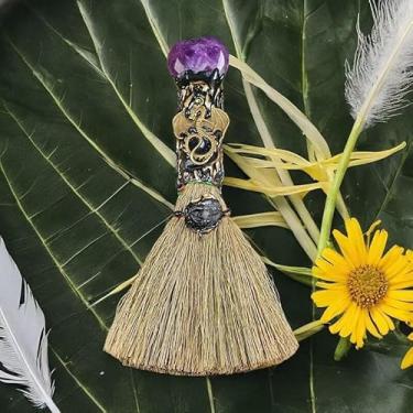 Imagem de Mini vassoura de coração de 17 x 3 cm - decoração de vassoura de bruxa feita à mão, decoração fofa de Halloween, ornamento em miniatura para prateleira, mesa, altar e árvore de Natal