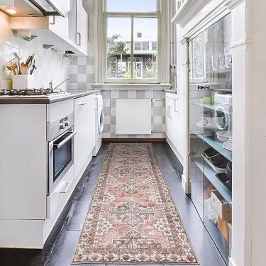 Imagem de Fashriend Meiko Tapete Boho Runner, 2'6" × 9' Tapete Vintage Lavável, Tapete Floral Oriental Antiderrapante, Tapete com Acento Antiderrapante com Pelo Baixo para Entrada, Banheiro, Cozinha,