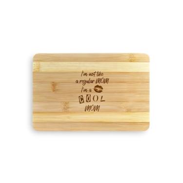 Imagem de Tábua de cortar I'm a Cool Mom, I'm Not Like a Regular Mom, I'm a Cool Mom, Mom Gift, Tábua de corte de bambu, ideia de presente de inauguração de casa, aniversário, ideia de presente de Natal (Grande