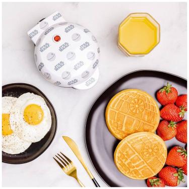 Imagem de Mini Máquina de Waffles, Tema Star Wars Death Star com Revestimento Antiaderente, 110V 550W, Uncanny Brands, Branca