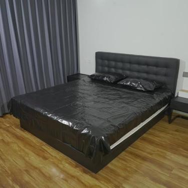 Imagem de BECKCOVER Lençol de cama de PVC impermeável preto - lençol com elástico sensual ultrafino de 0,12 mm - Tamanho completo universal para todos os colchões (Queen, King, Twin, Duplo) (com 2 fronhas) 170