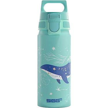 Imagem de SIGG Garrafa de água infantil – WMB ONE Dive – Certificação Climate Neutral – À prova de vazamento – Leve – Livre de BPA – Alumínio – Azul claro com baleia – 590 ml (6005.00)