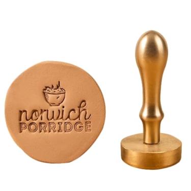 Imagem de Carimbo personalizado de cerâmica e argila com texto ou iniciais carimbo de assinatura de latão para cerâmica, assinatura de sabão (5 cm)