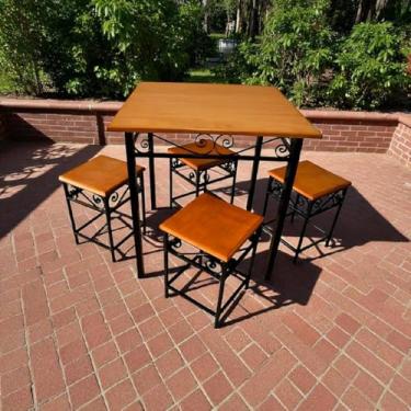 Imagem de Mesa Sala de Jantar Completa 4 Lugares Compacta Ferro Pintura Eletrostática, tampo em Madeira Maciça Banquinhos para 150kg Anti Ferrugem Ultra Resistente Durável (Mesa 60x60, 4 Banquinhos)