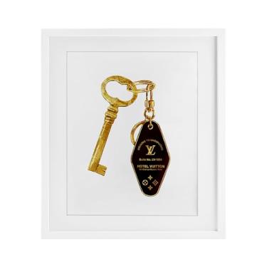 Imagem de Stupell Industries Glam Gold Key Fashion Impressão emoldurada branca sob vidro, design por Ziwei Li, 40 x 33