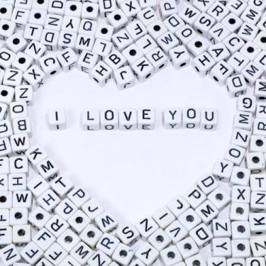 Imagem de Tupalizy 300 peças de contas quadradas de letras acrílicas contas do alfabeto A-Z pingentes cubo para pulseiras, joias, chaveiro, canetas, colar, cadarços, artesanato faça você mesmo, presentes de