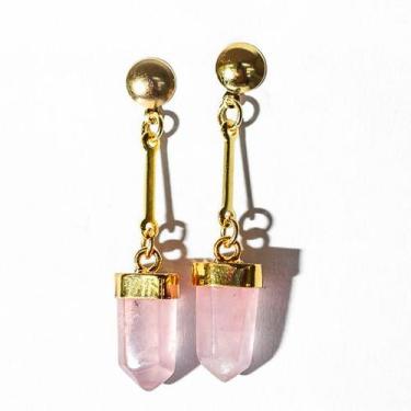 Imagem de Brinco Pontinha Pedra Quartzo Rosa dependurado Dourada - CristaisdeCur