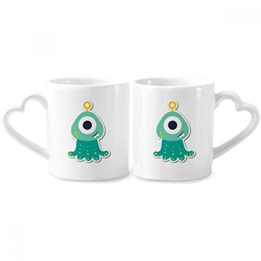 Imagem de Universo e alienígena Cyclops Conjunto de canecas de porcelana para casais monstros com alça de coração