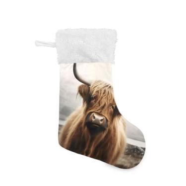 Imagem de ATTX Meias de Natal engraçadas de vaca Highland, suportes de presente brancos de pelúcia para decorações de festas de fim de ano (17,7 polegadas, 1 pacote) #257