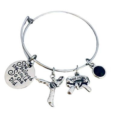 Imagem de Sportybella Pulseira com pingente de Jiu Jitsu - She Believed She Could Artes Marciais Pulseira com pingente de cinto preto, presente de Jiu Jitsu Brasileiro para mulheres, acessórios de Jiujitsu,