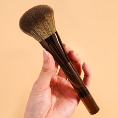 Imagem de Um pincel de pó para ponta dos dedos, amigo da pele, blush, sombra e iluminador para criar um visual de maquiagem natural (café escuro)