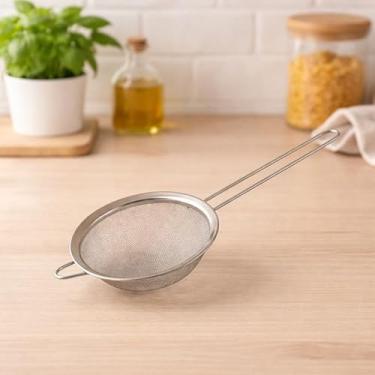 Imagem de Peneira de Cozinha em Aço Inox, 20cm de Diâmetro, Malha Fina, Cabo Longo, para Coar Líquidos e Secos