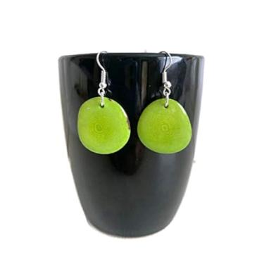 Imagem de Brincos Tagua em verde limão, brincos pendentes de marfim vegetal TAG272, brincos orgânicos, brincos Tagua em verde, Fatia Tagua Vegetal, marfim