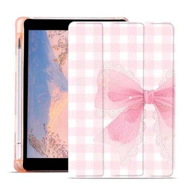 Imagem de AdorableWhimsy Capa feminina xadrez rosa para iPad 10ª geração 2022 10,9 polegadas / iPad (A16) 11ª geração 2025 11 polegadas com suporte para lápis, lindo laço rosa, capa protetora de couro com três